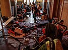 Ukrajintí uprchlíci se v Praze utáboili na hlavním nádraí. Matky s dtmi spí...