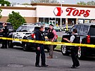 Osmnáctiletý mladík zastelil deset lidí v supermarketu v americkém Buffalu ve...