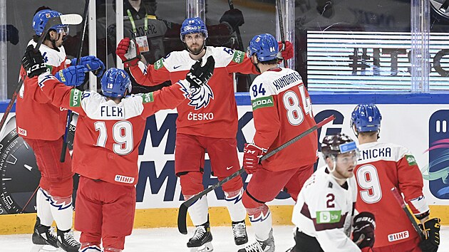 Čeští hokejisté oslavují vstřelený gól.