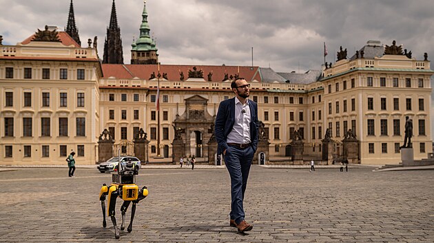 Náměstek ministryně obrany Tomáš Kopečný a autonomní robotický pes Boston...