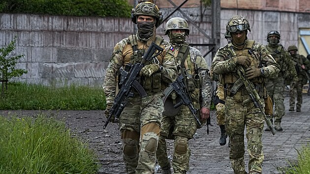 Ruské jednotky procházejí zničenou části areálu Azovstal. (18. května 2022) | na serveru Lidovky.cz | aktuální zprávy