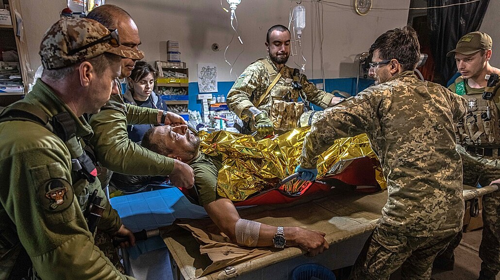 Vojentí zdravotníci v polní nemocnici poblí msta Popasna pipravují ranného...