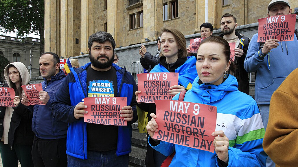 Demonstranti drží transparenty během protestu proti ruské invazi na Ukrajinu v...