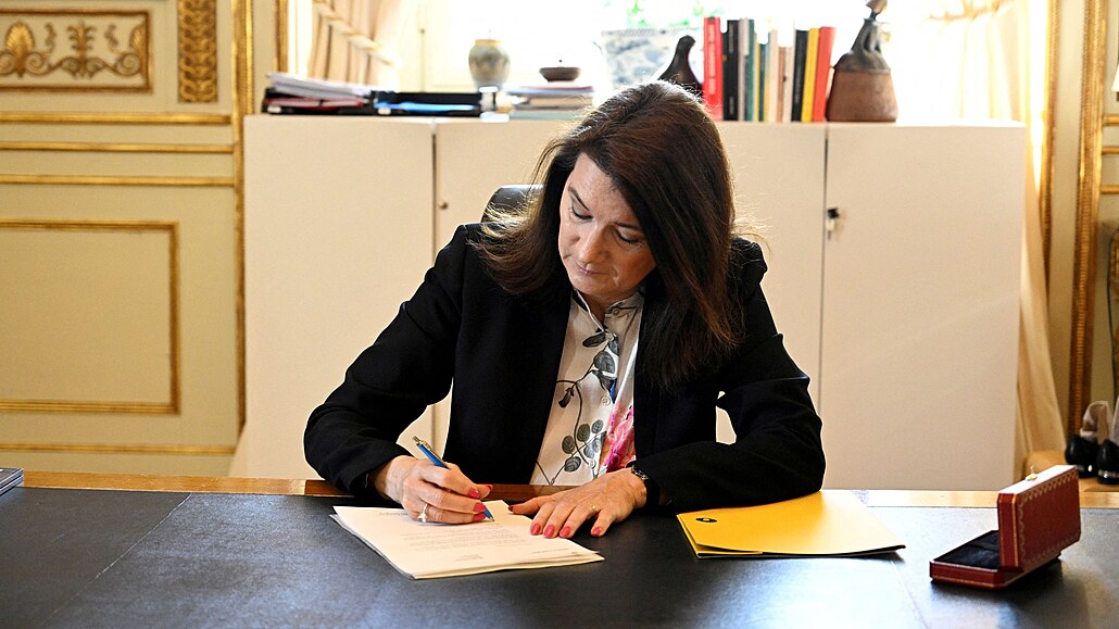 Švédská ministryně Ann Lindeová podepsala přihlášku své země do NATO. (17....