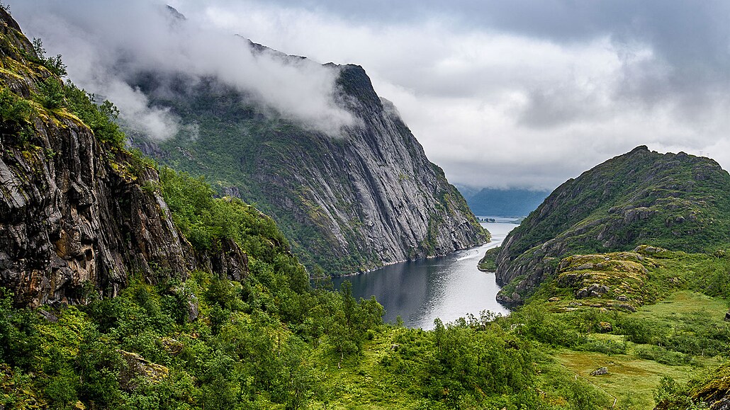 Malebný a maliký Trollfjord je jedním z nejhezích norských fjord a leí na...