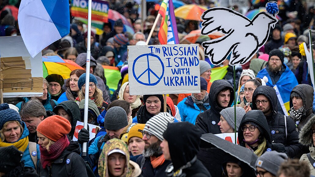 výcai v Bernu protestují proti Putinov válce.