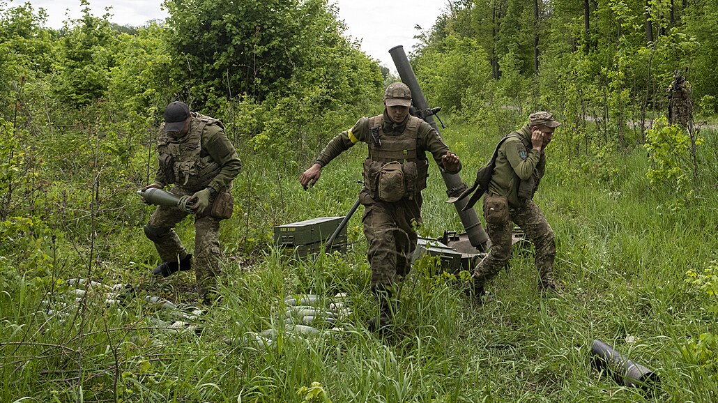 Ukrajinští vojáci střílejí z minometů v oblasti východního Charkova. (17....