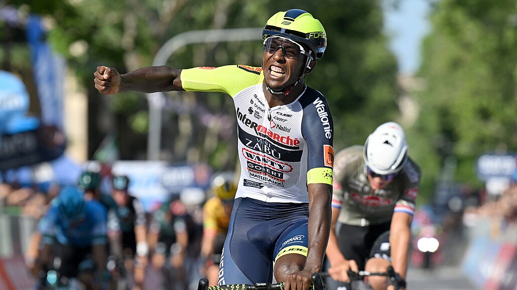 Eritrejský cyklista Biniam Girmay projí�dí vít�zn� cílem 10. etapy Gira.