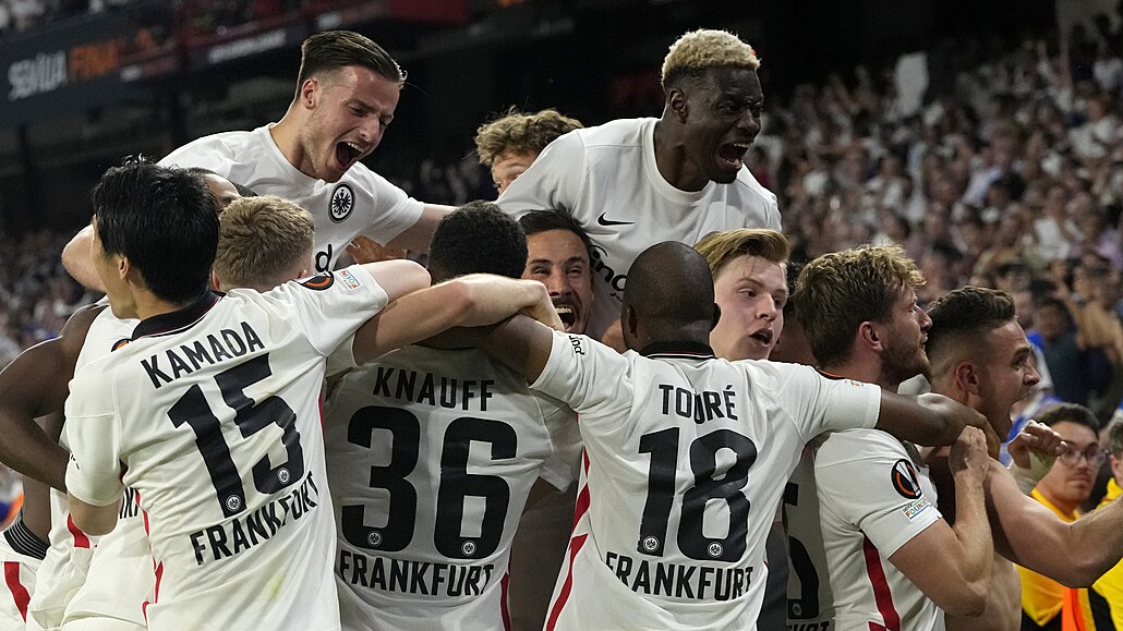 Frankfurttí fotbalisté slaví triumf v Evropské lize.