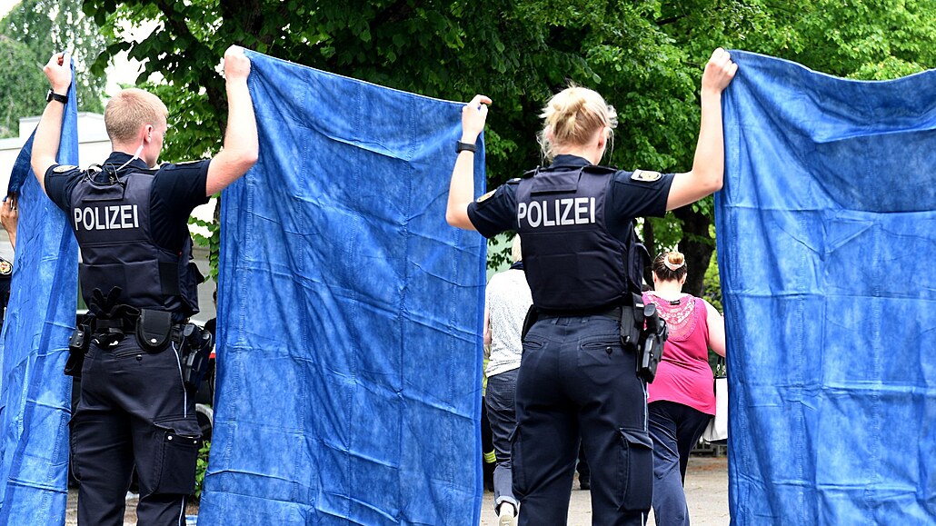 Policie hlídkuje v okolí �koly v n�meckém Bremrhavenu, kde do�lo ke st�elb�....