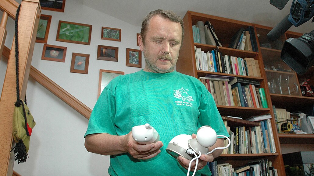 Eduard Trdý na snímku z roku 2007 s elektronickou chvikou, která rozjela...