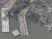 Trosky ruských pontonových mostů na březích řeky Severní Doněc. Snímek z videa...