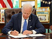 Americký prezident Joe Biden podepsal zákon lend-lease, který umožní urychlit a...