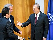 Turecký ministr zahraničí Mevlüt Çavuşoglu se svým španělským a lucemburským...