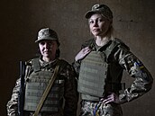 Ukrajinské psycholožky Elmira Kiselová a Olesja Mosejková pomáhají vojákům na...