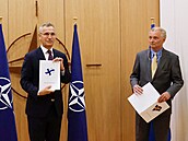 Finský velvyslanec při NATO Klaus Korhonen, generální tajemník NATO Jens...