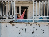Seniorka v ukrajinské Buči ukazuje, jak Rusové zničili její dům. (10. května...