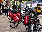 Bicykly kurýrů společnosti Grubhub v centru New York City (18. října 2021)