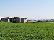 Územní plán obce Sobětuchy požaduje, aby nové domy měly sedlové střechy....