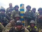 Snímek z videa zachycuje ukrajinské vojáky na ukrajinsko-ruské hranici. (15....