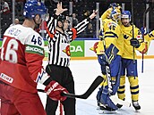 Švédové oslavují gól, přihlíží tomu český centr David Krejčí.