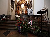 Záběr z posledního rozloučení s Medou Mládkovou v kostele U Pražského Jezulátka...