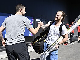 Tomá� Hertl vítá v d�ji�ti sv�tového �ampionátu Davida Pastr�áka.