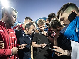 Plzetí fotbalisté napjat sledují zápas Slavie v Ostrav.