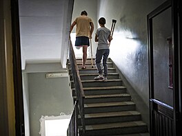 Saa cvií ve veejné nemocnici v Kyjev chzi po schodech.