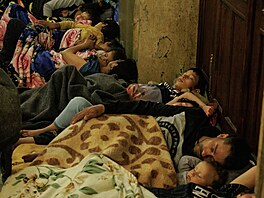 Uprchlíci z Ukrajiny na praském hlavním nádraí. (12. kvtna 2022)