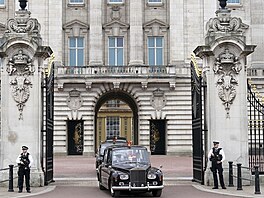 Koruna britského impéria pi pevozu z Buckinghamského paláce na zasedání...