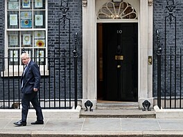 Britský premiér Boris Johnson pi odchodu ze svého úadu na zasedání nového...