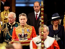 Princ Charles, princ William a vévodkyn Camilla pi píchodu na zasedání...
