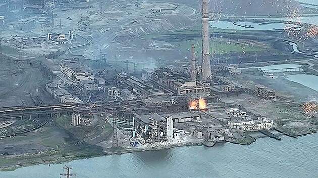 Rusové ostřelují ocelárny Azovstal zápalnou municí (15. května 2022) 