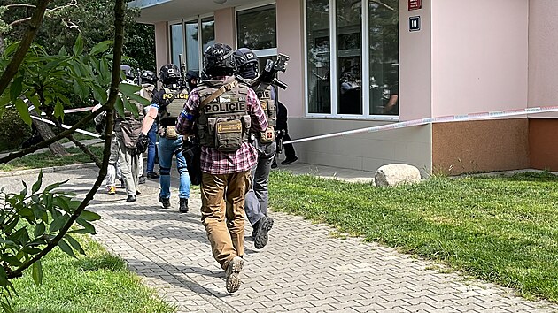 Policie zasahuje u podezen z dren rukojm v Praze. (17. kvtna 2022)