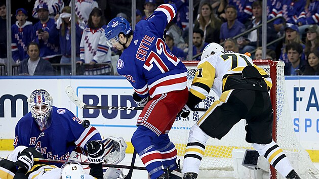 Filip Chytil z New York Rangers.vypomh v obrann prci v utkn proti Pittsburghu.