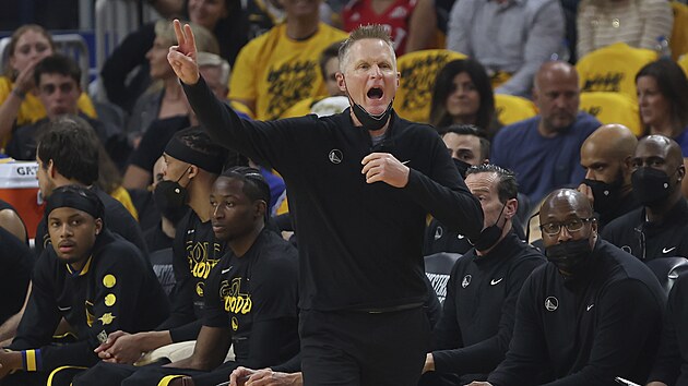 Kouč Steve Kerr diriguje basketbalisty Golden State.