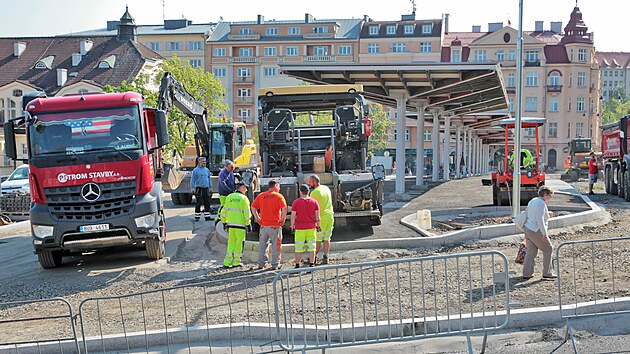 Rekonstrukce centrální autobusové zastávky Tržnice v Karlových Varech. (9. května 2022)