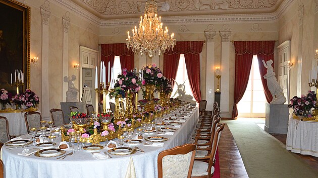 Interi�r z�mku Kyn�vart. Uk�zka historick�ho stolov�n�.