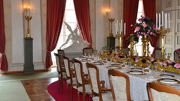 Interiér zámku Kynžvart. Ukázka historického stolování.