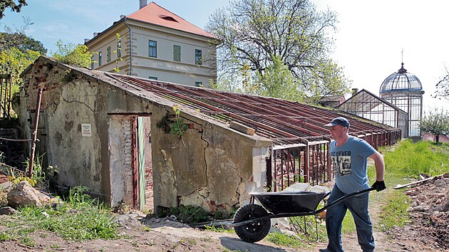 Zaala obnova a celkov rekonstrukce historickho sklenku v zmeckm arelu ve Vali.