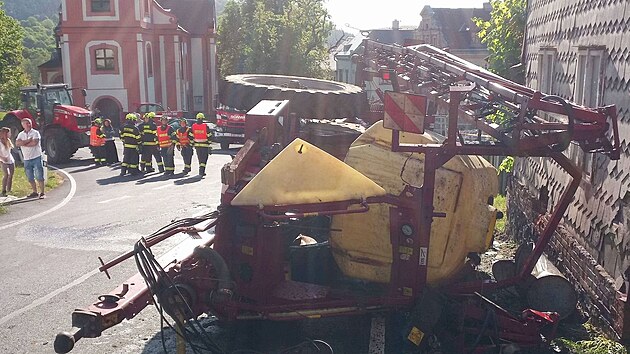 Dopravní nehoda traktoru převážejícího v přívěsu hnojivo ve Valči na Karlovarsku. (16. května 2022)