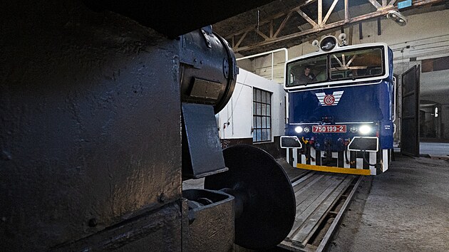 Lokomotiva ady 750 se chyst vythnout Uatou z krytho stn v arelu NTM na Masarykov ndra ped odvozem do opravy.