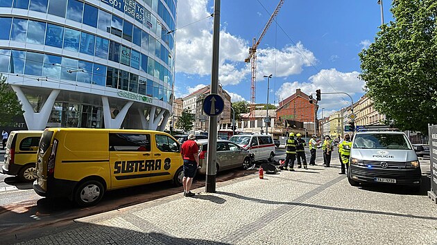 Na ulici Plzeňská ve směru na Anděl došlo k dopravní nehodě dvou vozidel. (13. května 2022)