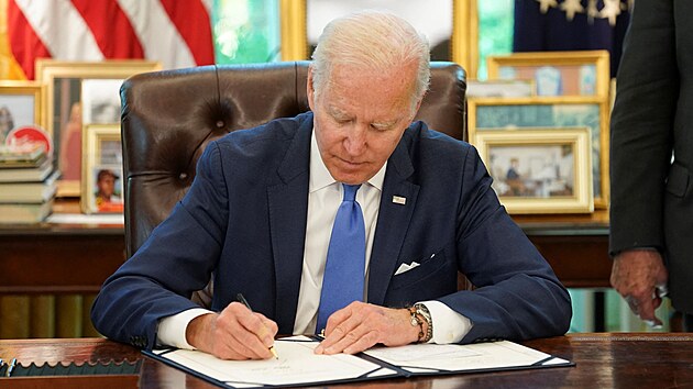 Americk prezident Joe Biden podepsal zkon lend-lease, kter umon urychlit a zjednoduit dodvky zbran Ukrajin. (9. kvtna 2022)