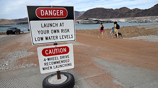 Cedule u pehrady Lake Mead upozoruj na nzkou hladinu vody (10. kvtna 2022)