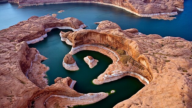 Lake Powell psob v poutn krajin jinho Utahu a severn Arizony nepatin. Pod hladinou se skrv Glen Canyon, jen bv nazvn ztracenm nrodnm parkem USA. (21. ervence 2007)