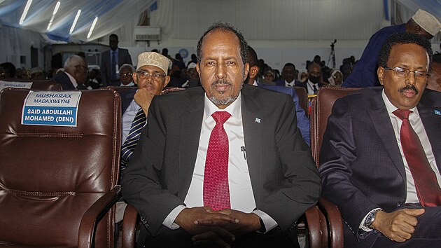 Hassan Sheikh Mohamoud pi volb prezidenta v hangru na letiti v somlskm Mogadiu. Vpravo dosavadn hlava sttu Mohamed Abdullahi Mohamed (15. kvtna 2022)