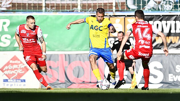 Souboj kapitn Jakuba Maree (Teplice) a Jana Jebka (Pardubice).