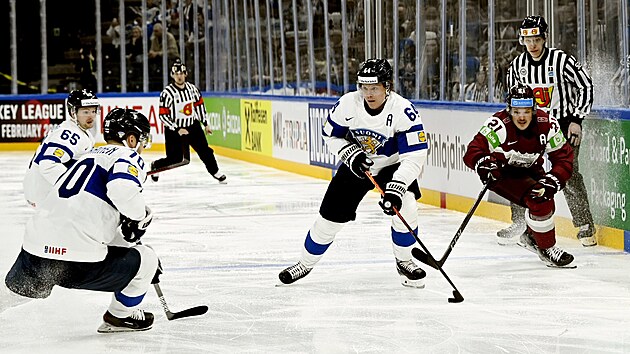 Mikael Granlund (uprosted) rozehrv bhem zpasu s Lotyskem.